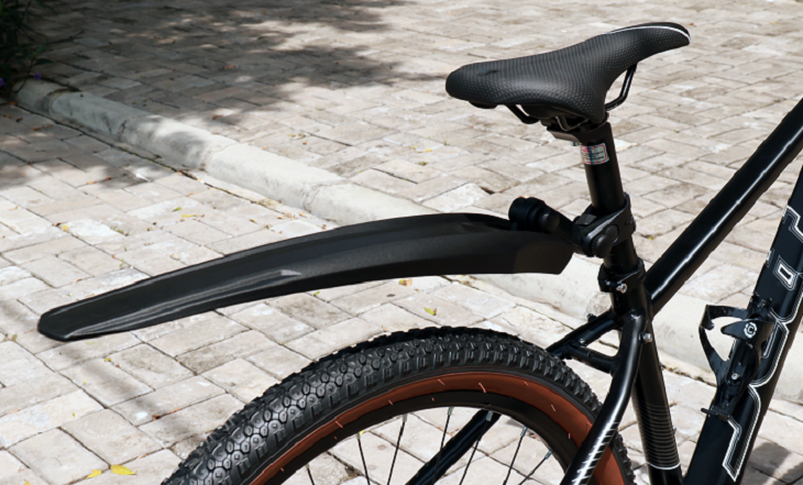 Tấm chắn bùn xe đạp giúp hạn chế nước bẩn bắn lên thân xe và quần áo