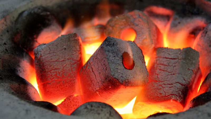Than thường khi đốt rất dễ bắt lửa và cháy