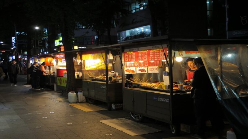 Quầy bán tokbokki tại Hàn Quốc