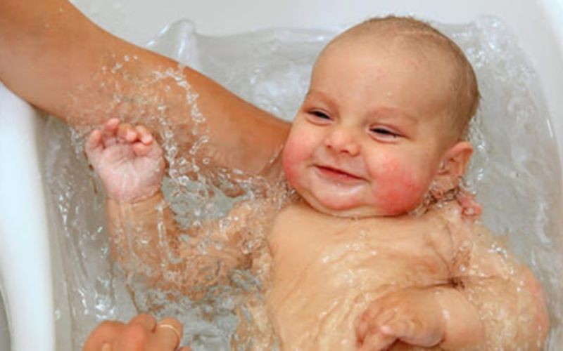 Tắm cho trẻ bằng nước ấm vừa phải