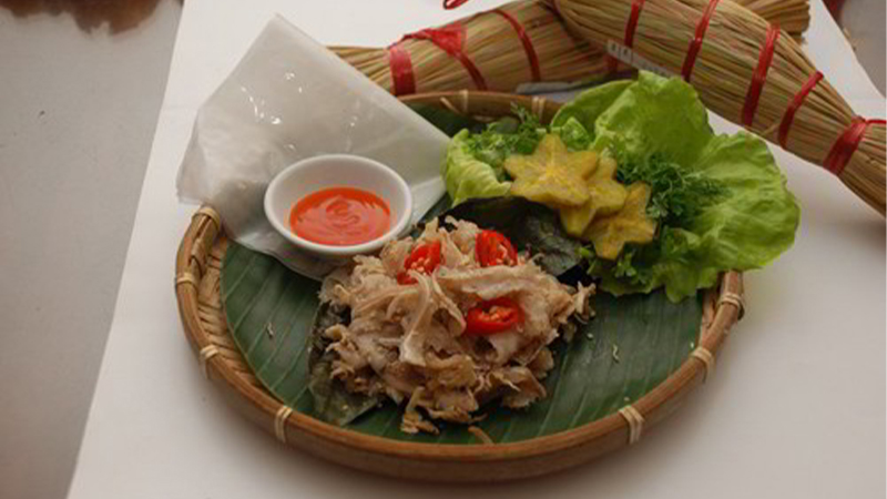 Tré Bình Định có thể ăn với rau và chấm kèm tương ớt