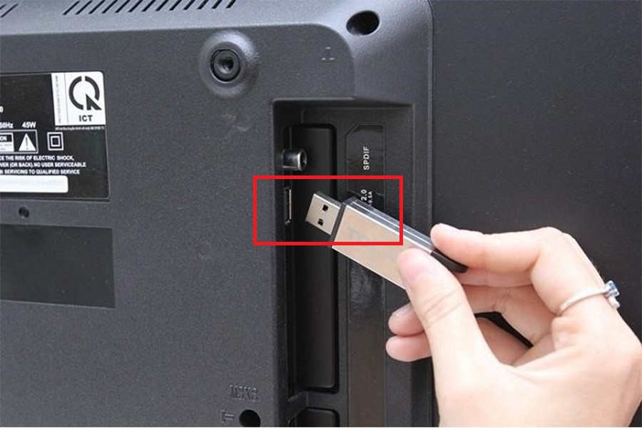 Bạn nối đầu USB wifi vào cổng HDMI của tivi.