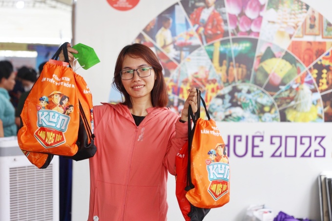 Hiền Trang nhận 6 túi race-kit cho ba nhà vào sáng 14/4. Ảnh: Quỳnh Trần