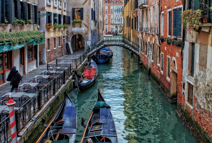 Một kênh đào nhỏ ở Venice lúc vắng khách. Ảnh: Unsplash