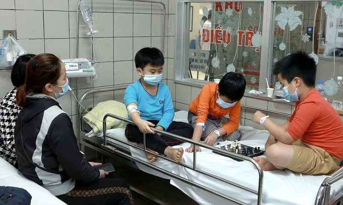 Các học sinh Trường Tiểu học Kim Giang điều trị tại Bệnh viện Bạch Mai, ngày 29/3. Ảnh: Lê Nga