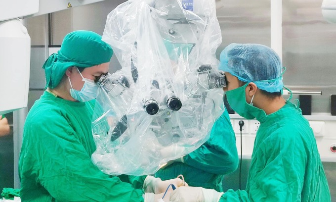 Bác sĩ sử dụng kính vi phẫu để phẫu thuật cắt bỏ khối u não cho bệnh nhân. Ảnh: Bệnh viện cung cấp