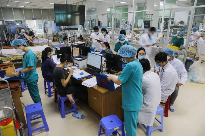 Nhân viên y tế làm việc tại Bệnh Nhiệt đới TP HCM, tháng 6/2022. Ảnh:Quỳnh Trần