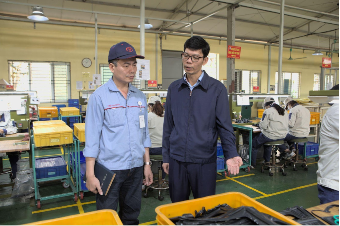Chuyên gia của Toyota Việt Nam (bên trái) tham gia hỗ trợ cải tiến tại Công ty TNHH MTV Cao su 75.