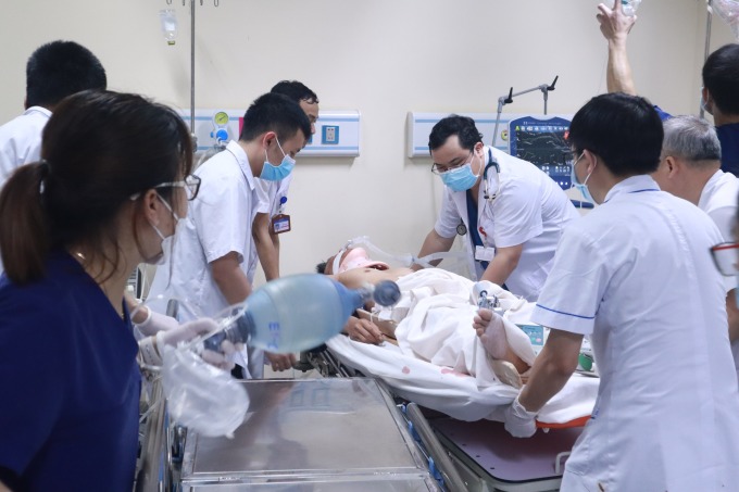 Một bệnh nhân trong vụ tai nạn được cấp cứu tại Bệnh viện E. Ảnh: Thanh Xuân