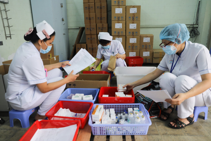 Nhân viên y tế Bệnh viện Chợ Rẫy (TP HCM) kiểm tra thuốc tại kho dược. Ảnh:Quỳnh Trần