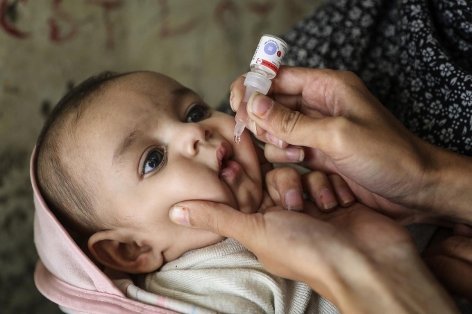 Tại Mỹ, trẻ em 2-4 tháng tuổi được khuyến nghị tiêm vaccine bại liệt bất hoạt và tiêm bổ sung thêm hai lần trước khi vào tiểu học. Ảnh:UNICEF.