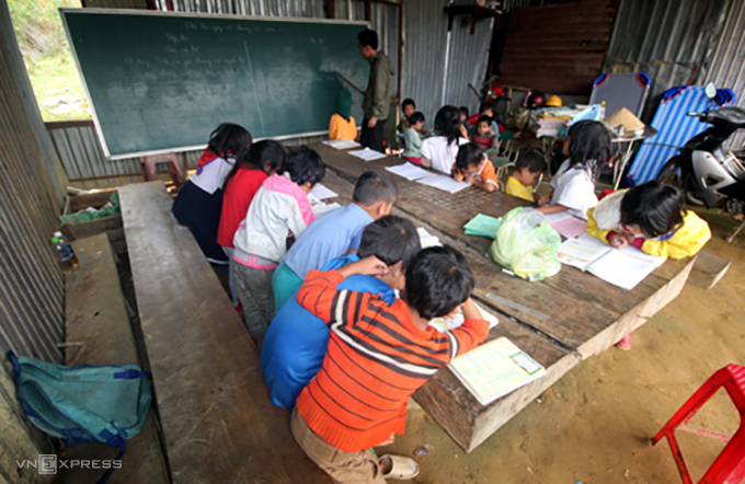 Nam giáo viên đang dạy học sinh tiểu học ở miền núi Quảng Nam. Ảnh: Đắc Thành