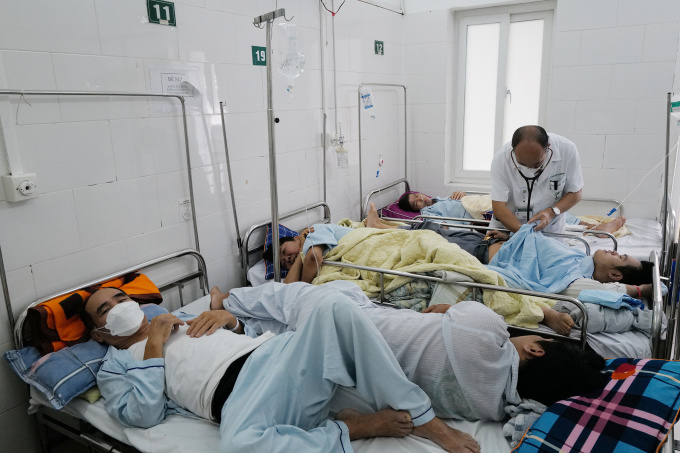 Bệnh nhân sốt xuất huyết nằm ghép tại Bệnh viện Bạch Mai hồi đầu tháng 11/2022. Ảnh:Ngọc Thành