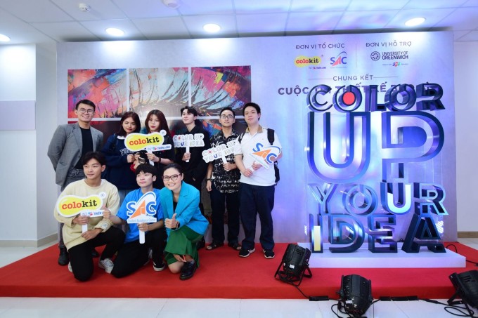 Các thí sinh tham gia trình bày tại vòng chung kết cuộc thi Color Up Your Idea. Ảnh: XIN TÊN NGƯỜI CHỤP