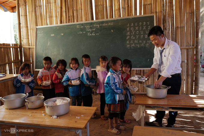 Thầy giáo Hà Trung Thành chuẩn bị cơm trưa cho học sinh trường phổ thông Dân tộc bán trú Tiểu học Huổi Lếch (huyện Mường Nhé), cuối tháng 10/2022. Ảnh: Ngọc Thành