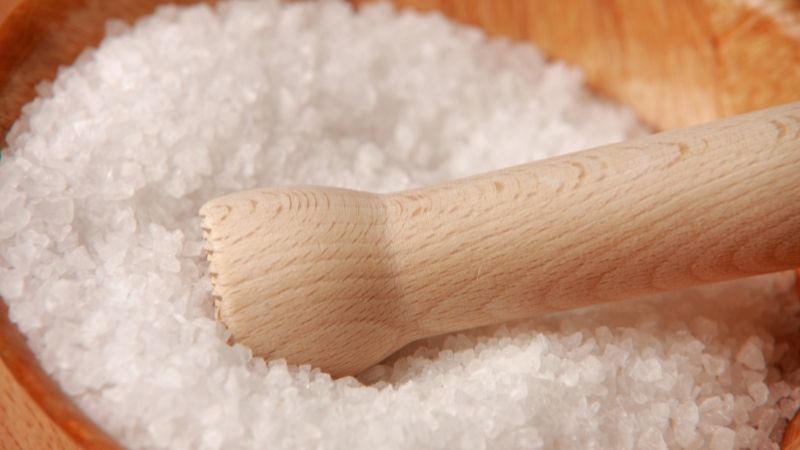 Cách thông cống bằng muối