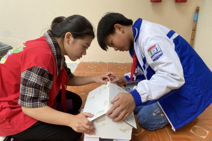 Nhóm học sinh từ trường THCS thị trấn Mường Chà, tỉnh Điện Biên gửi sản phẩm tham dự cuộc thi. Ảnh: NVCC