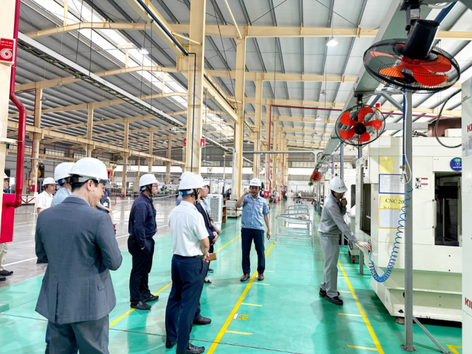 Chuyên gia Toyota Việt Nam (ngoài cùng bên phải) chia sẻ về hoạt động cải tiến tại Công ty CP Công nghiệp Kim Sen.