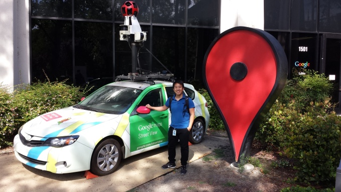Đông Anh bên cạnh chiếc xe chụp ảnh cho Google Maps trong kỳ thực tập tại Google Geo, tháng 6/2016. Ảnh: Nhân vật cung cấp