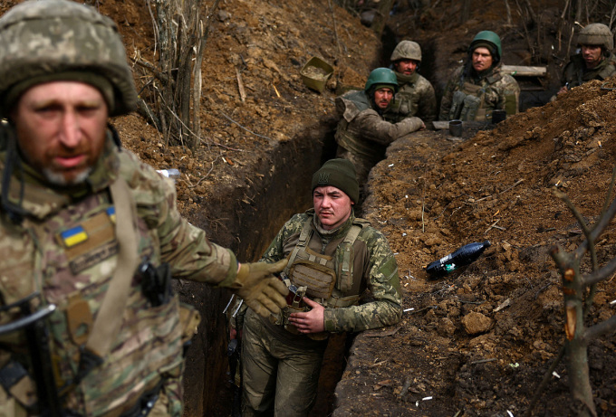 Lính Ukraine trên chiến trường Bakhmut, tỉnh Donetsk ngày 5/4. Ảnh: Reuters