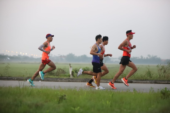 Runner chạy ở vùng ngoại ô thành phố Huế. Ảnh: VM