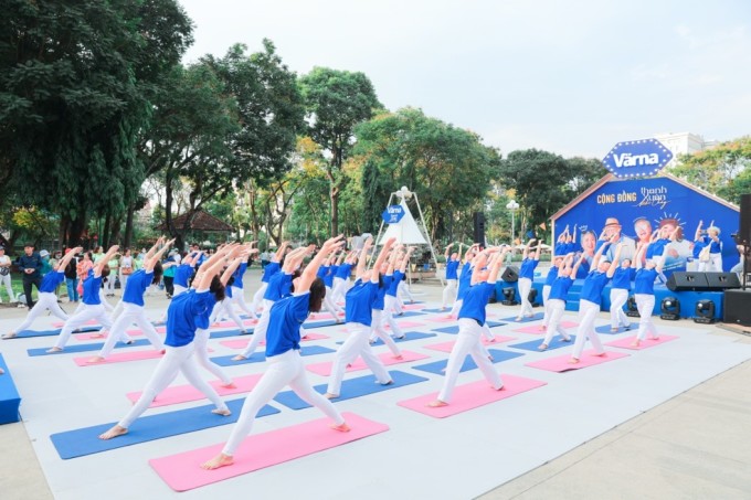 Màn đồng diễn Yoga tại sự kiện Chuyến dã ngoại Thanh Xuân. Ảnh: XIN TÊN NGƯỜI CHỤP