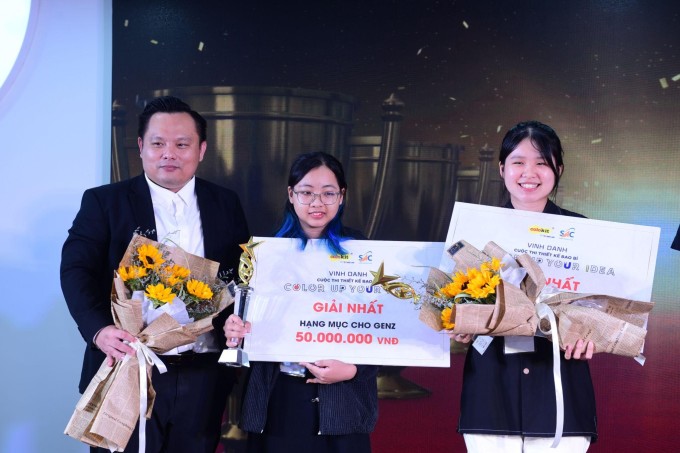Đại điện Thiên Long Group (bìa trái) chụp ảnh lưu niệm cùng hai thí sinh giành giải Nhất. Ảnh: XIN TÊN NGƯỜI CHỤP