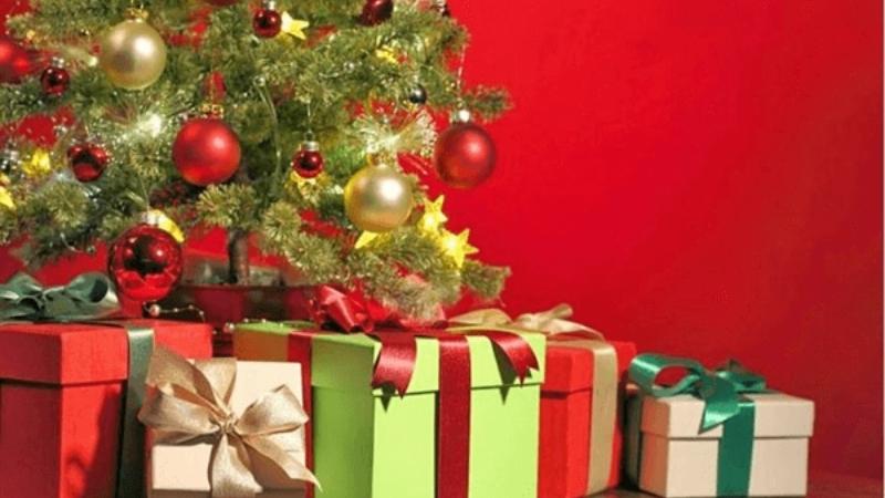 Mẫu thiệp Giáng sinh hộp quà và cây thông Noel