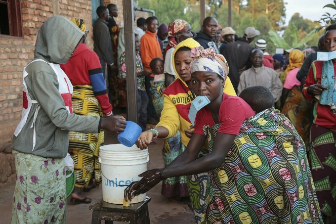 Một người phụ nữ đang rửa tay tại tỉnh Gitega, Burundi, tháng 5/2020. Ảnh: AP