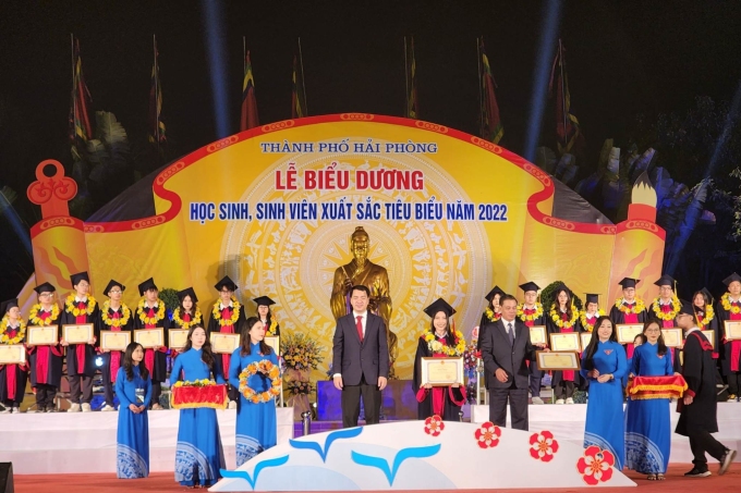 Lễ biểu dương học sinh, sinh viên xuất sắc tiêu biểu năm 2022 của Hải Phòng tại Khu di tích Trạng Trình Nguyễn Bỉnh Khiêm, tối 12/11. Ảnh: Lê Tân
