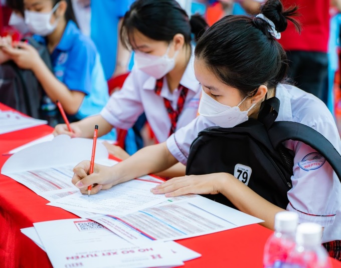 Học sinh trường THPT Ngô Quyền (TP HCM) đăng ký xét tuyển học bạ trong buổi tư vấn tháng 6/2022. Ảnh: NP
