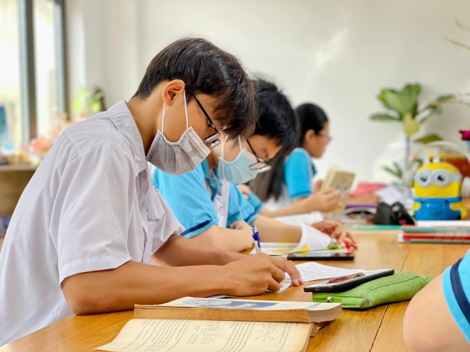 Học sinh trường Phổ thông Năng khiếu tại thư viện ngày 6/1. Ảnh: Nang Khieu Library