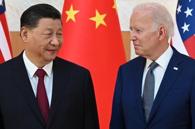 Tổng thống Mỹ Joe Biden (phải) và Chủ tịch Trung Quốc Tập Cận Bình gặp nhau ở Bali, Indonesia tháng 11/2022. Ảnh: AFP