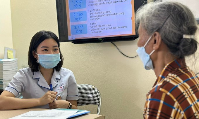Một bệnh nhân suy tim khám tại Bệnh viện Tim Hà Nội, ngày 6/4. Ảnh: Lê Nga