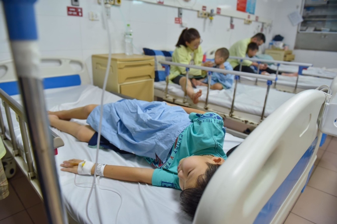 Các bé mắc bệnh hô hấp, truyền nhiễm điều trị tại Bệnh viện Thanh Nhàn ngày 4/4. Ảnh: Thế Đại