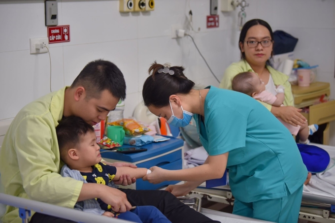 Trẻ mác virus hợp bào hô hấp điều trị tại Bệnh viện Thanh Nhàn. Ảnh: Thế Đại