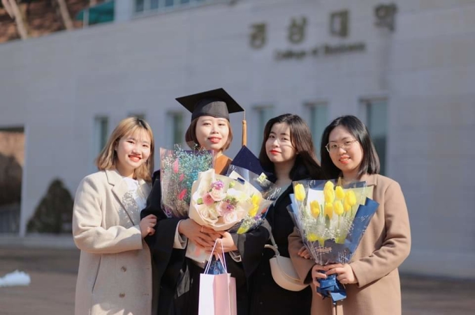 Sinh viên Việt tại lễ tốt nghiệp học kỳ mùa xuân 2022 tại Đại học Chosun. Ảnh: Hội sinh viên Việt Nam tại Đại học Chosun