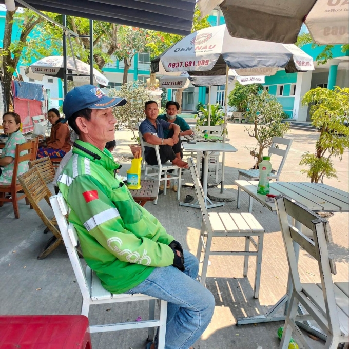Hình ảnh nam tài xế Nguyễn Ngọc Lang ngồi thất thần sau khi bị lừa mất điện thoại ở Quảng Nam vào trưa 4/4 được chia sẻ trên mạng xã hội. Ảnh: Nguyễn Toly
