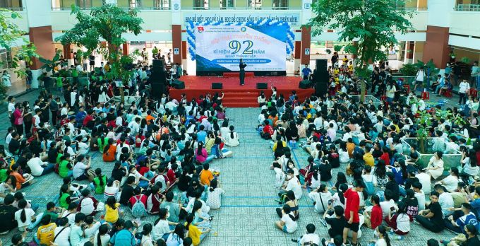Học sinh THCS Đặng Trần Côn tham gia hoạt động chào mừng ngày thành lập Đoàn TNCS Hồ Chí Minh, hôm 26/3. Ảnh: Trần Chương