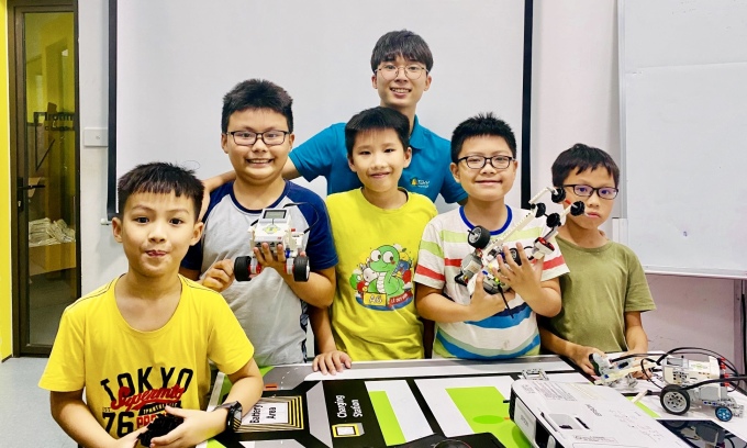 Hình ảnh thầy và trò tại lớp học Xưởng chế tạo Robot của Học viện sáng tạo công nghệ Teky, quận Hà Đông vào tháng 12/2022. Ảnh: Trung tâm cung cấp