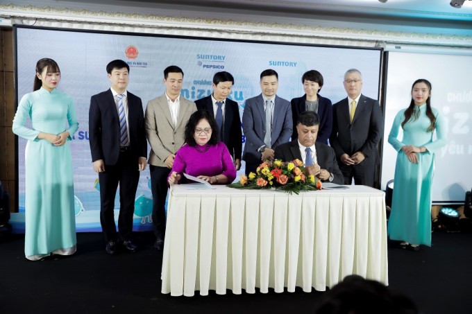 Ông Jahanzeb Khan- Tổng giám đốc Suntory PepsiCo Việt Nam (phải) kí kết hợp tác với Bộ giáo dục và Đào tạo. Ảnh: BTC