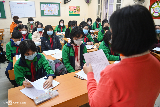 Học sinh trường THCS Nguyễn Tri Phương, Hà Nội, trở lại trường học trực tiếp sau 8 tháng ở nhà vì Covid-19, tháng 2/2022. Ảnh: Giang Huy