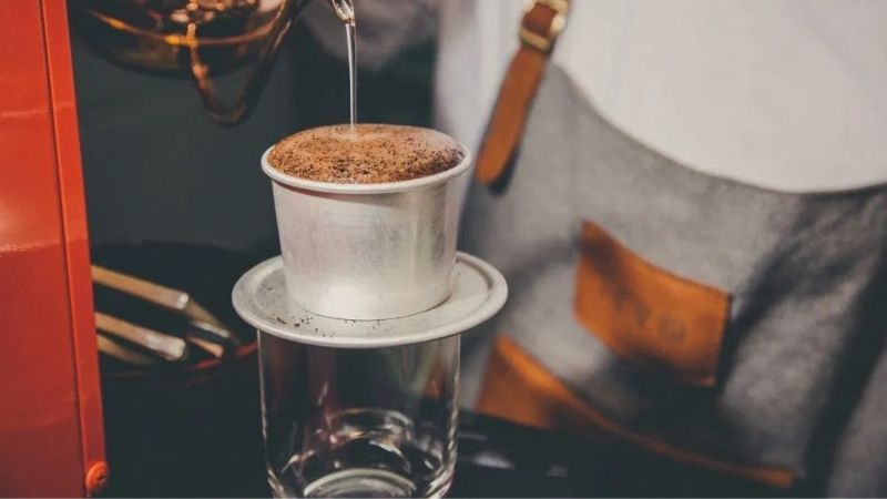Pha cà phê phin để bạc xỉu có hương vị chuẩn