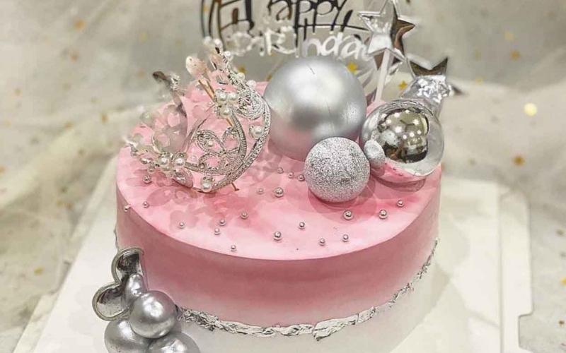 Bánh sinh nhật vương miện công chúa hồng, ngọc trai bạc