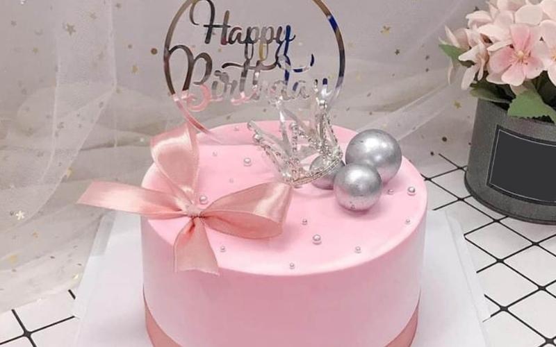 Bánh sinh nhật vương miện màu hồng với nơ