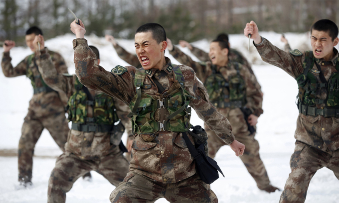 Binh sĩ Trung Quốc tham gia huấn luyện tại một căn cứ ở Hắc Hà, tỉnh Hắc Long Giang tháng 3/2015. Ảnh: Reuters