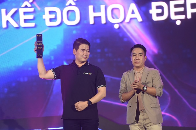 Đại diện Gosu Corp lên sân khấu nhận giải Game Việt có thiết kế đồ họa đẹp nhất cho Cửu Dương Truyền Kỳ tại Lễ trao giải Vietnam Game Awards 2023, tối 1/4. Ảnh: Thanh Tùng