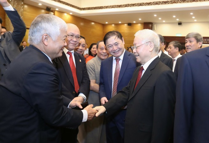 Tổng Bí thư Nguyễn Phú Trọng gặp gỡ các đại biểu, trí thức tham dự lễ kỷ niệm.