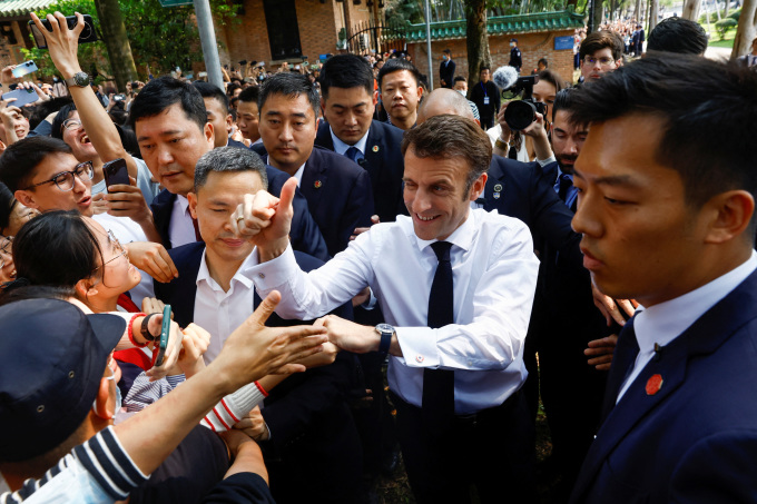Tổng thống Pháp Emmanuel Macron được chào đón nồng nhiệt khi tới thăm Đại học Trung Sơn ở Quảng Châu, Trung Quốc, hôm 7/4. Ảnh: Reuters