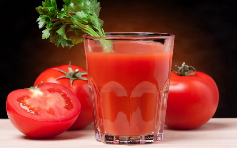 Cà chua rất giàu vitamin C, glutathione và các dưỡng chất trong cà chua chín giúp giải rượu nhanh chóng và còn có khả năng thải độc cao.